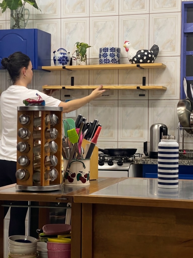 Estante de temperos e ervas na cozinha