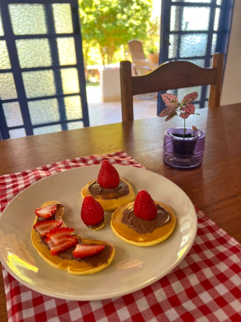 Panquecas com morango servidas na mesa de casa